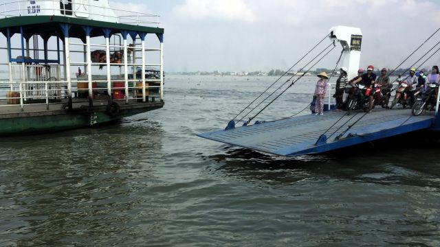 Long Xuyên ferry coming into dock.