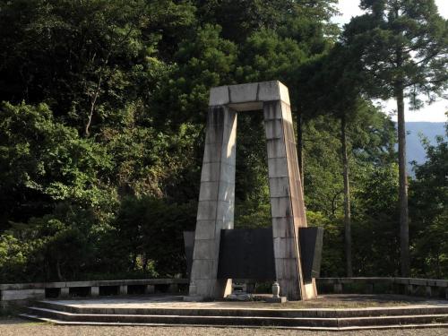 Dam Monument