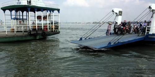 Long Xuyên ferry coming into dock.